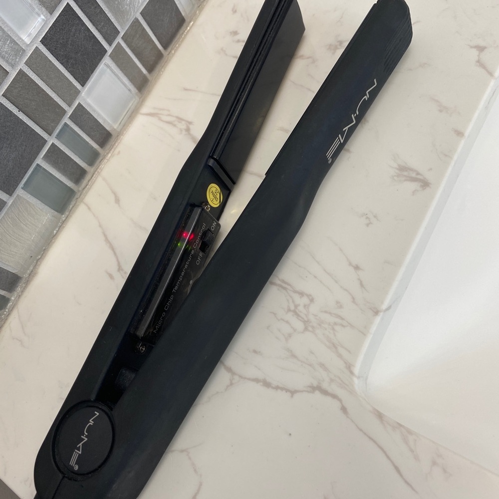 Nume straightener